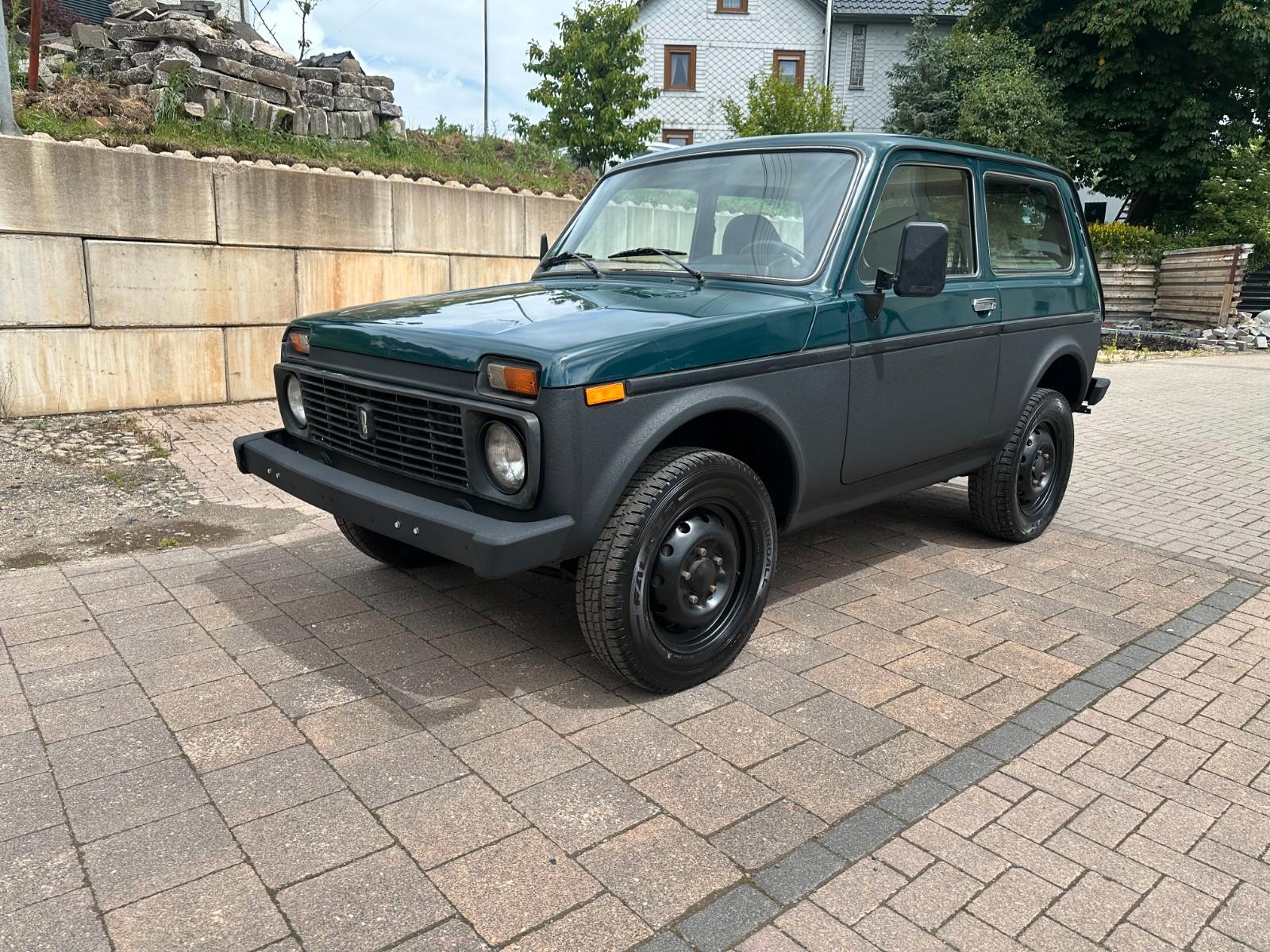 Lada NIVA 1.7i 4X4 TÜV 5/28  AHK  SERVO  BJ2009