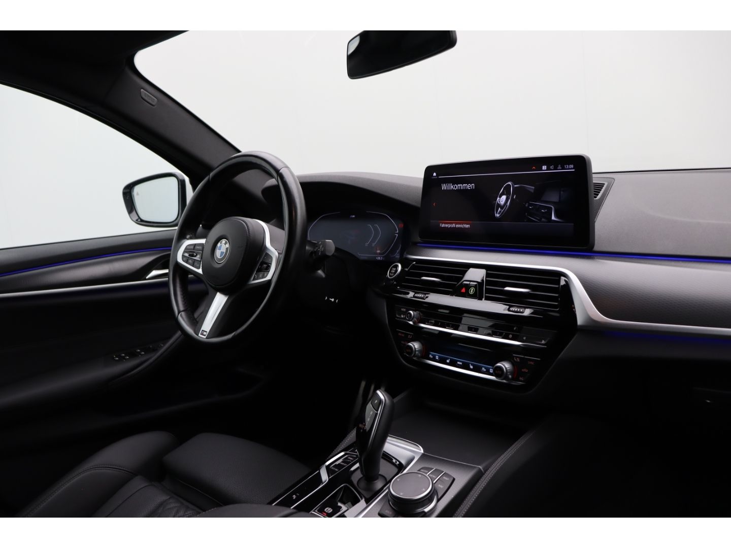 Fahrzeugabbildung BMW 540 d xDrive M Sport Touring Park-Assistent AHK