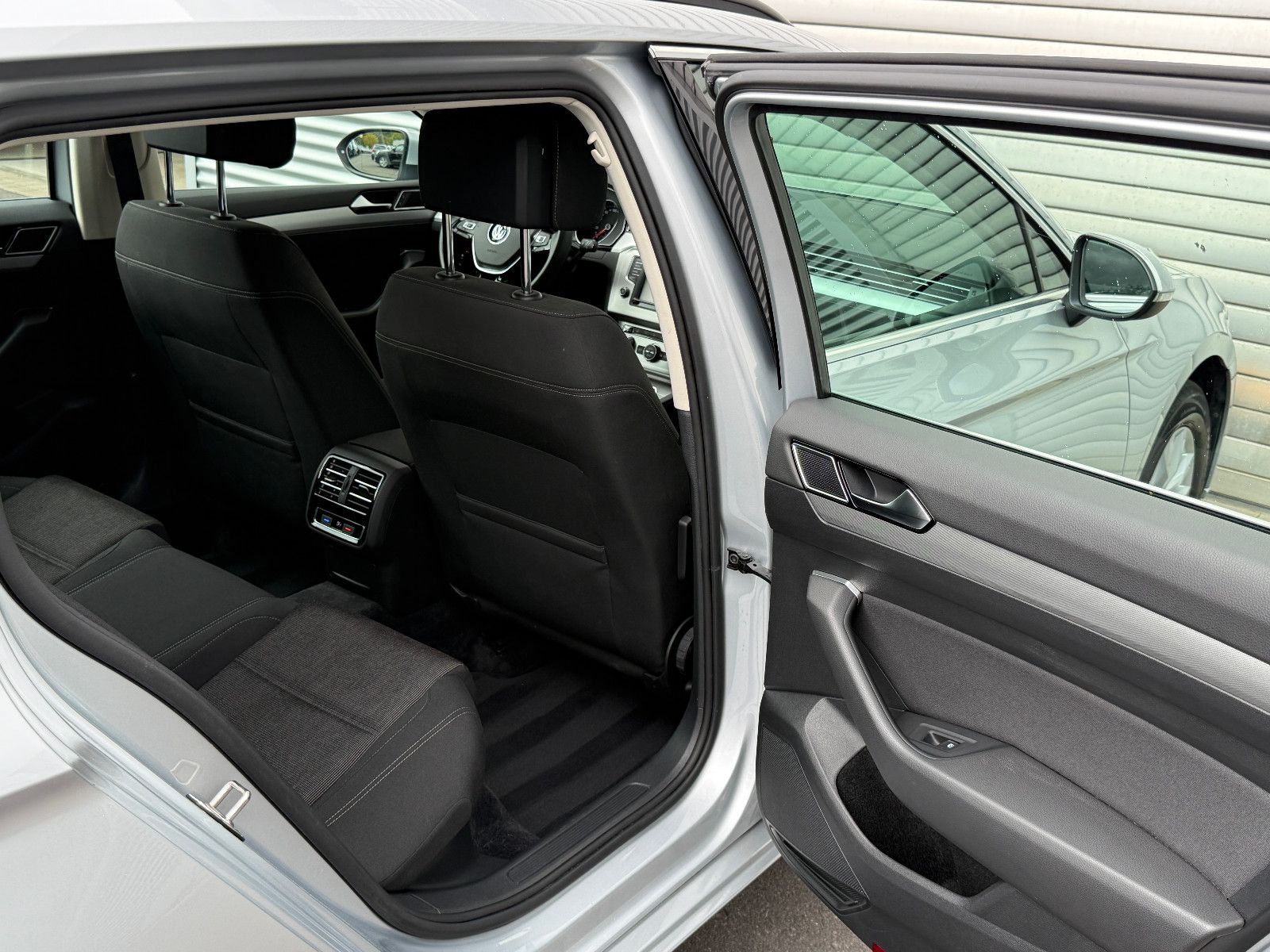 Fahrzeugabbildung Volkswagen Passat Comfortline DSG ACC Navi PDC SHZ Massage