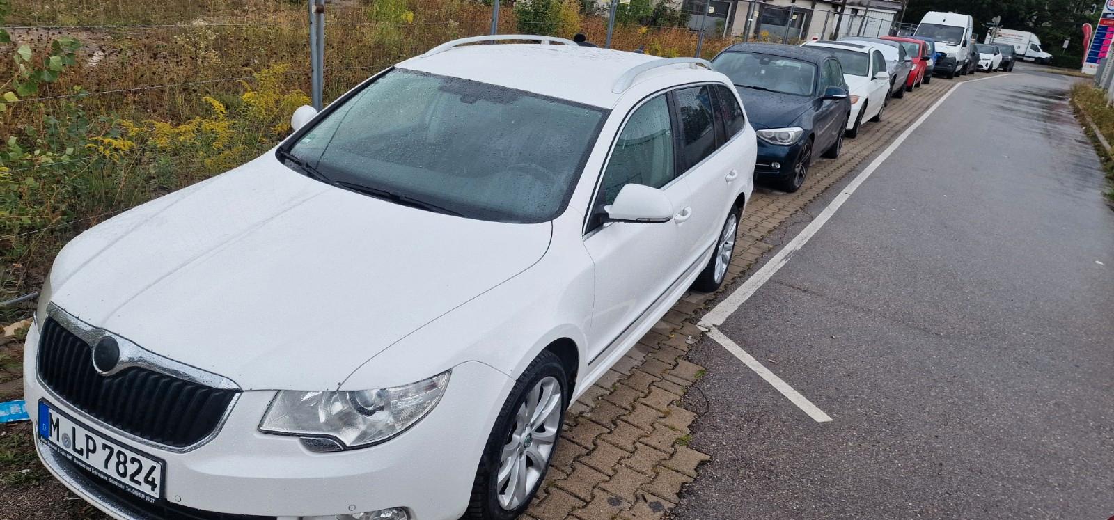 Skoda Superb 2012 — rear view