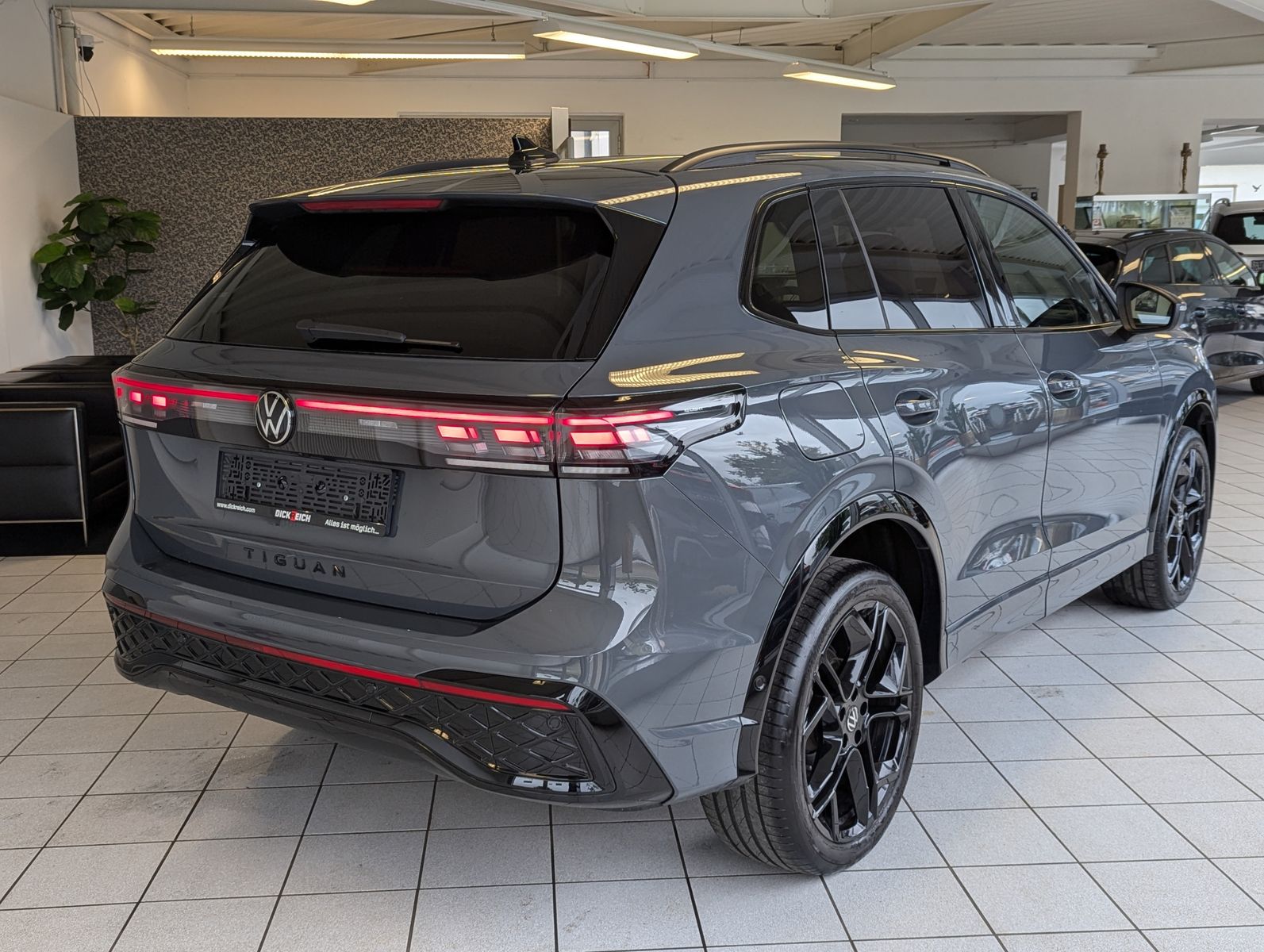 VW Tiguan 2.0TDI R-Line 4M Pano Black AHK Matrix 20 - Image 7