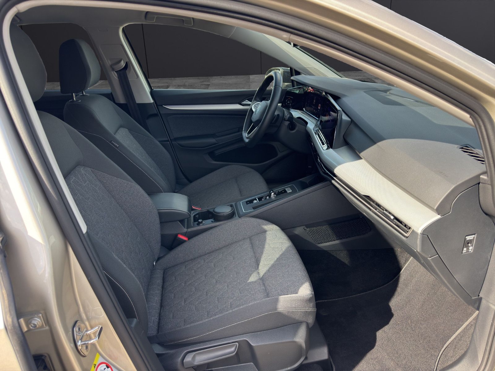 Fahrzeugabbildung Volkswagen Golf VIII 1.5 eTSI ACC/Apple/Ambiente/Keyless