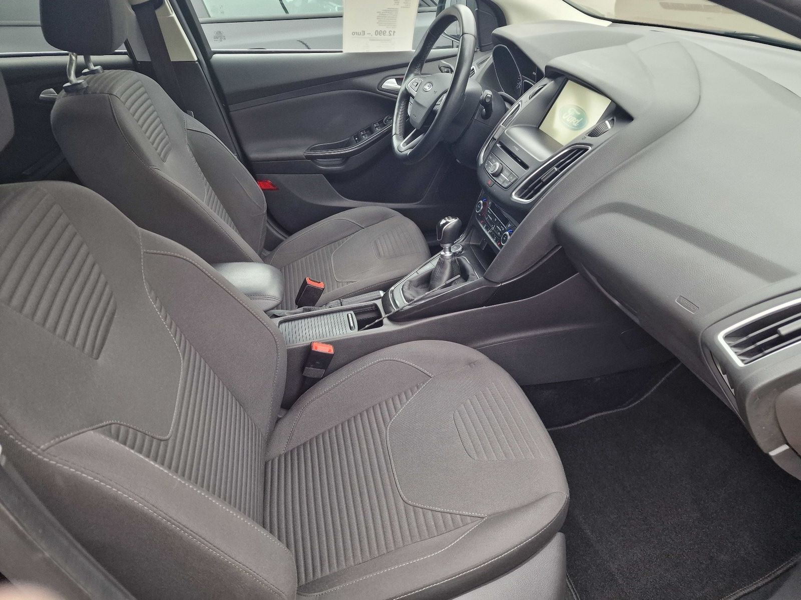 Fahrzeugabbildung Ford Focus Lim. Titanium, Navi,Winterpaket,PDC