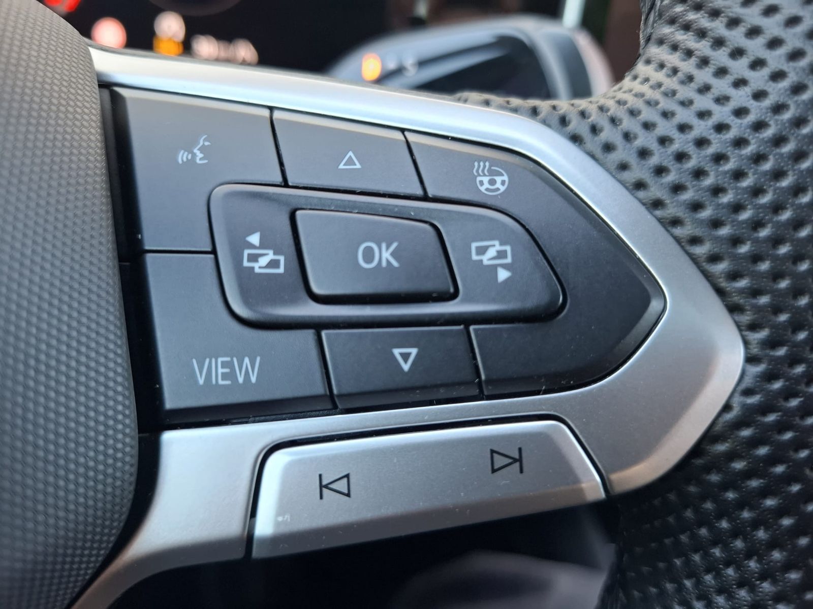 Fahrzeugabbildung Volkswagen Tiguan 2.0 TDI 4M R-Line BLACK*PAN*HK*AHK*MATRIX