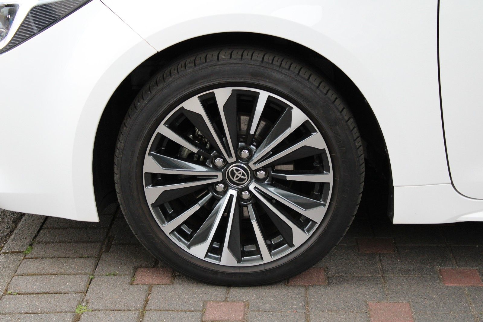 Fahrzeugabbildung Toyota Corolla 1.8 Hybrid Team D