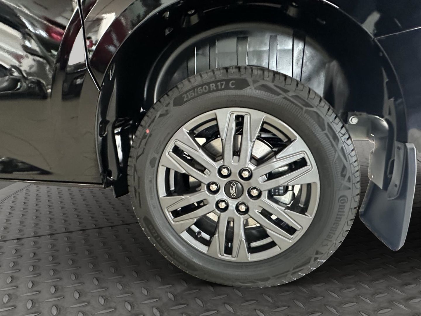 Fahrzeugabbildung Ford Transit Custom Kombi 320 L1 FWD Limited