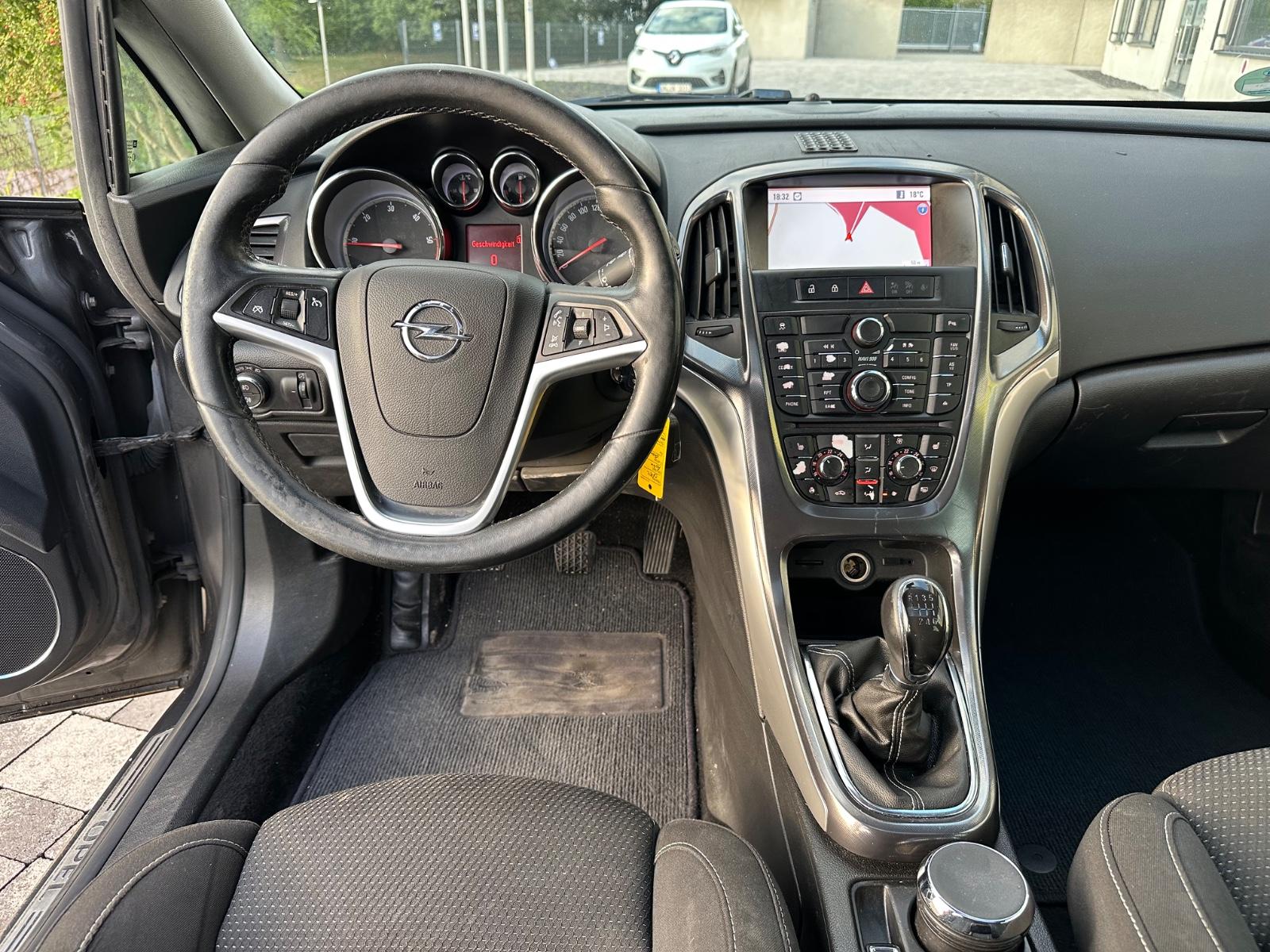 Opel Astra 2011 — photo 20