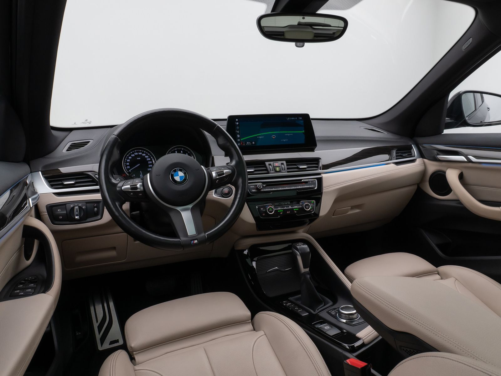 Fahrzeugabbildung BMW X1 xD25e MSport Panorama Kamera HUD DAB HiFi AHK