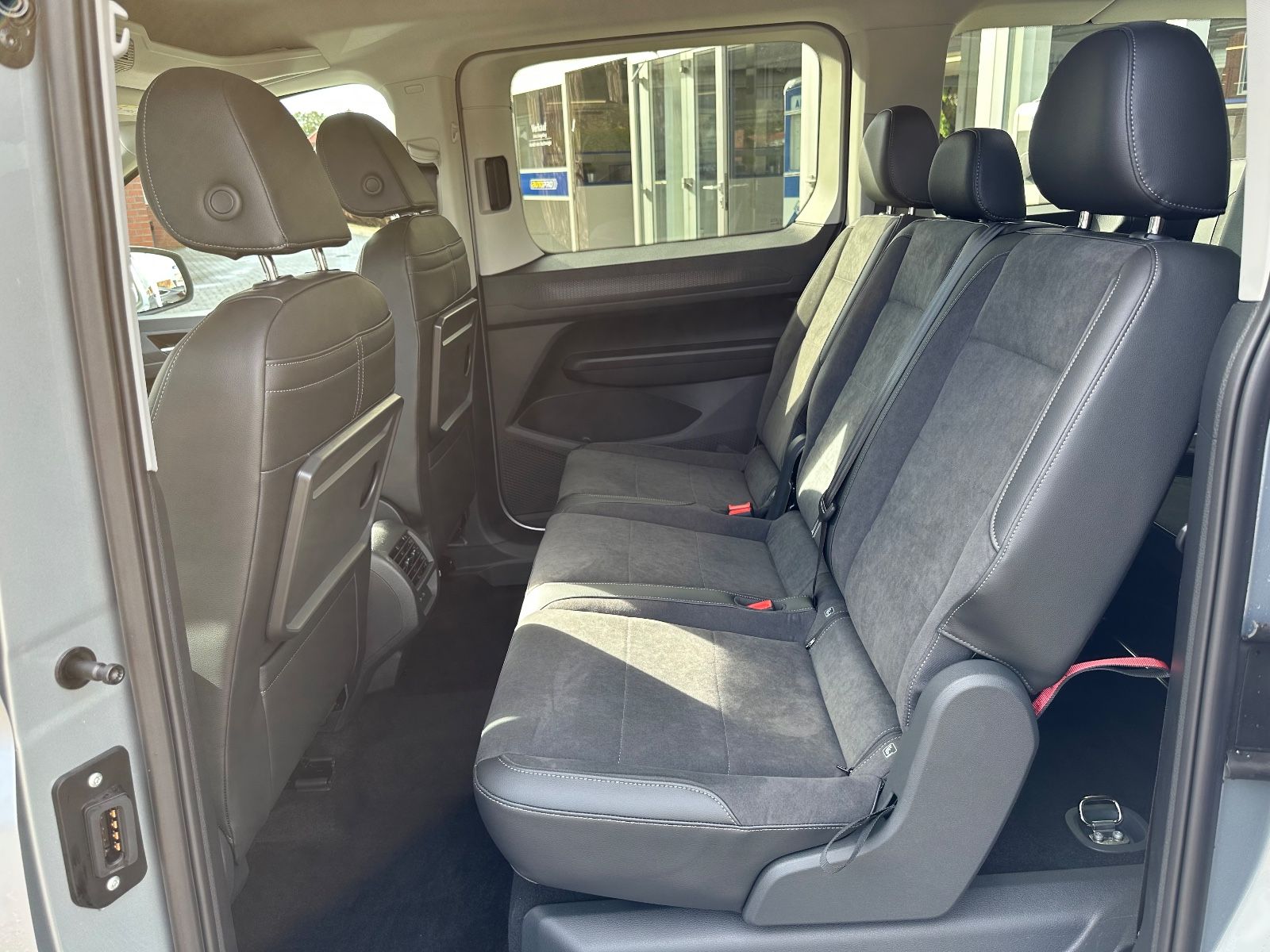 Fahrzeugabbildung Volkswagen Caddy Maxi 1.5 TSI Style DSG Navi/AHK/ACC/LED