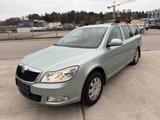 Skoda Octavia 1.6 TDI 4X4 Klima Euro5 - Skoda Octavia aus 2012 mit Diesel-Antrieb: Kombi, 1.6