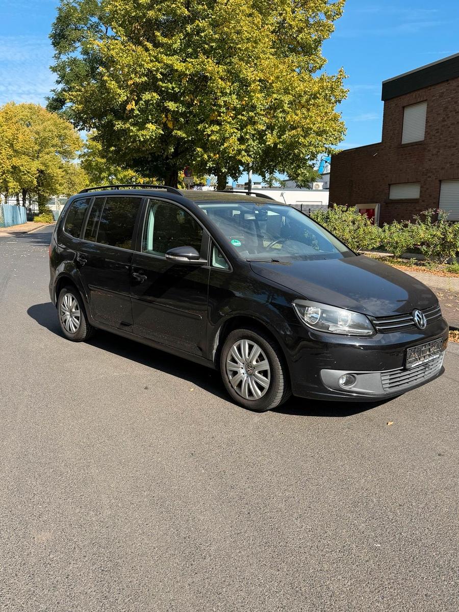 Volkswagen Touran 2011 — rear view