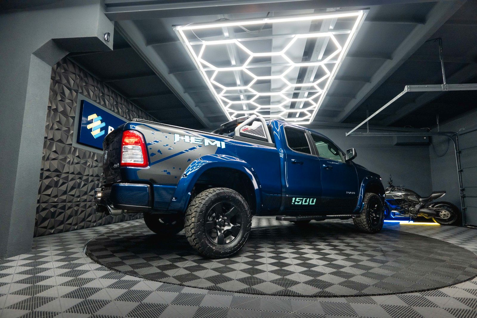 Fahrzeugabbildung Dodge RAM 5.7 V8 HEMI 4x4 OFFROAD NightEdition LONGBED