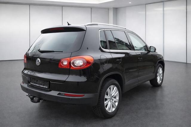 Volkswagen Tiguan 2.0 DSG P-Dach, Sitzh. ,Tempo.,AHK schwb.