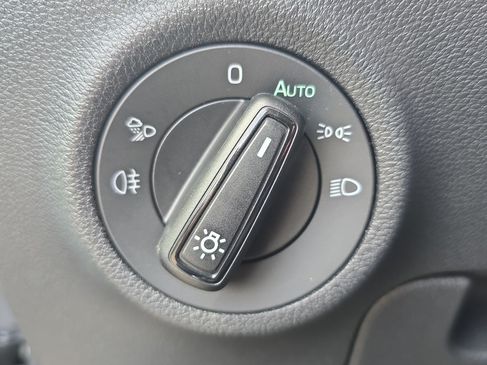Fahrzeugabbildung SKODA Karoq Sportline 1.5 TSI DSG AHZ MATRIX NAVI ACC