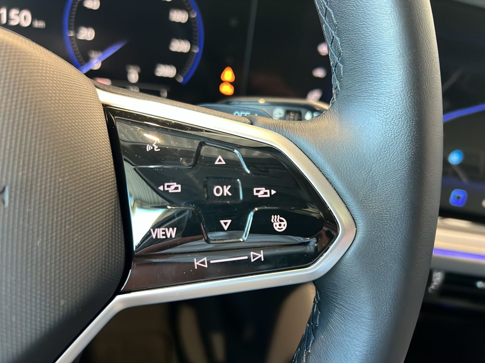 Fahrzeugabbildung Volkswagen Touareg TDI Elegance Matrix AHK HUD Luft Pano AI