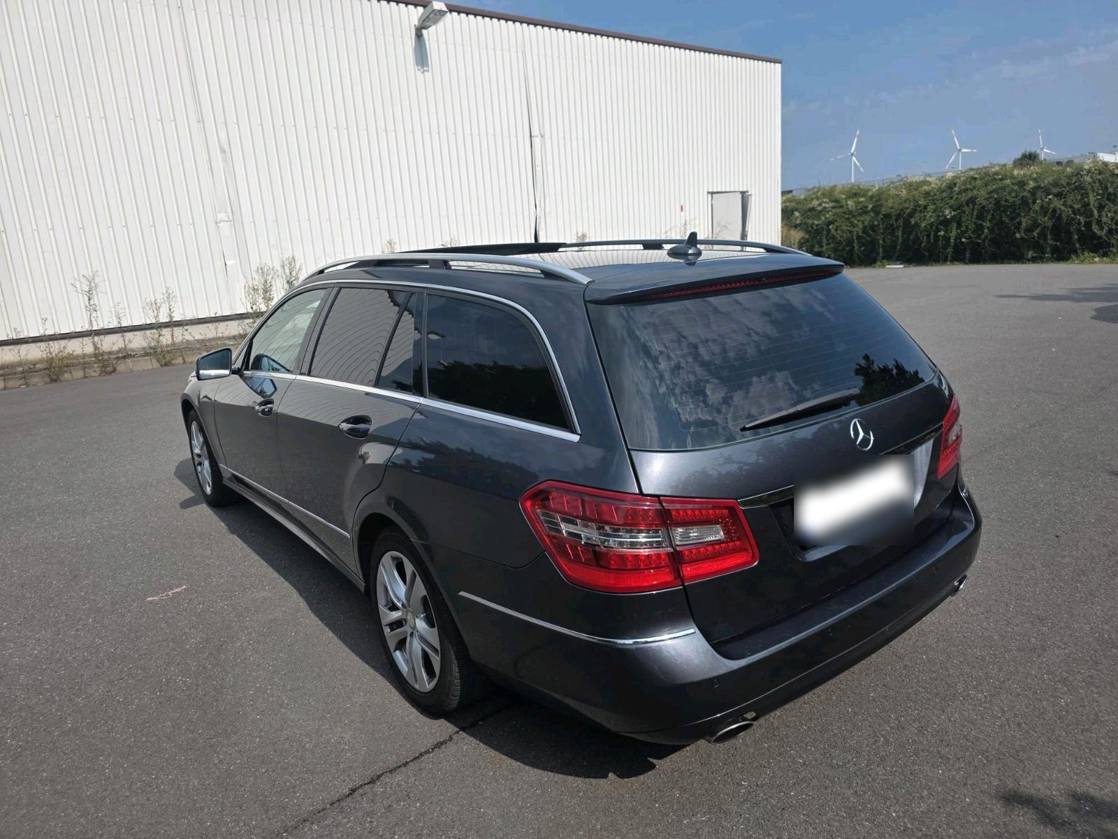 Mercedes-Benz E300 2011 — engine 241 HP (177kW)