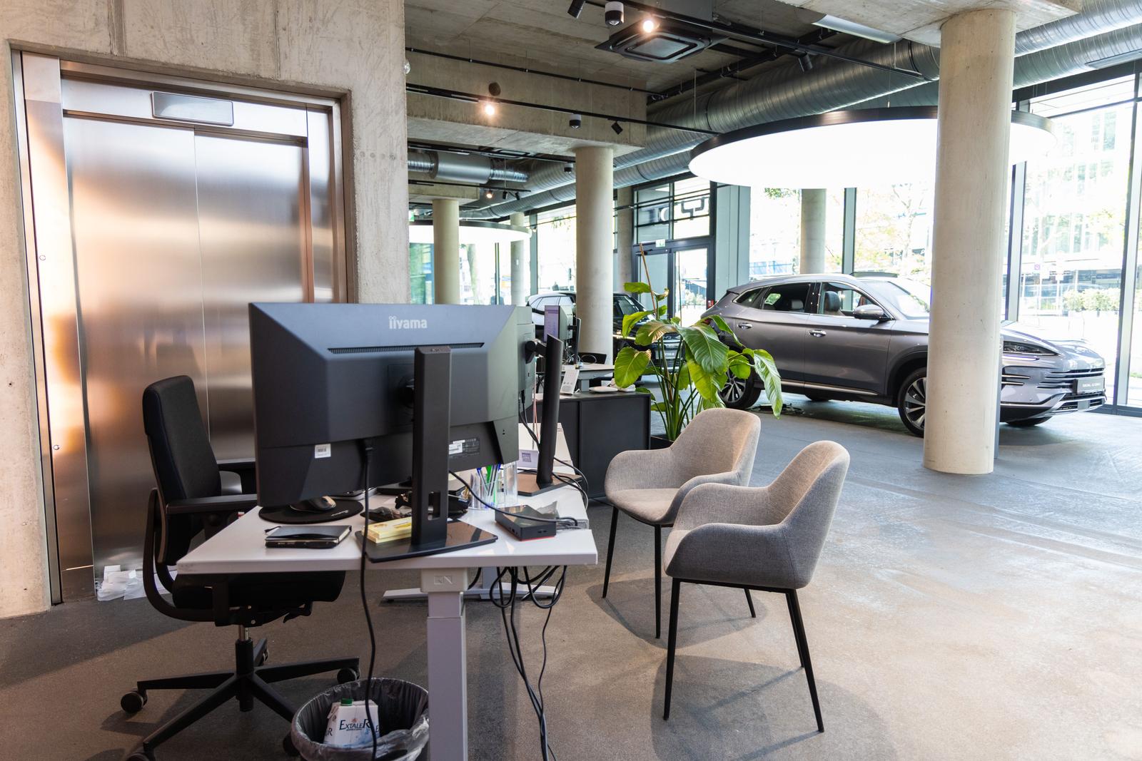 showroom-image-top