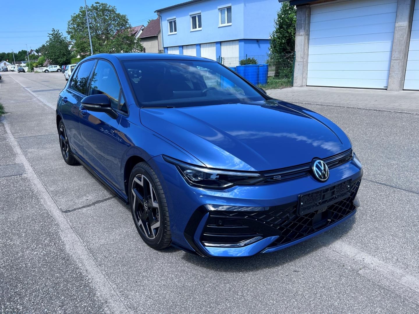 Volkswagen Golf 8.5 DSG R-Line MATRIX AHK PANO STHZ HUD ACC