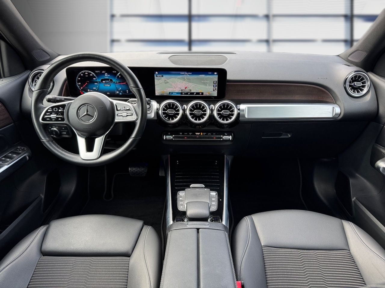 Fahrzeugabbildung Mercedes-Benz GLB 220 d 4m PROGRESSIVE+PANO+DIST+LED+CARPL+4WD