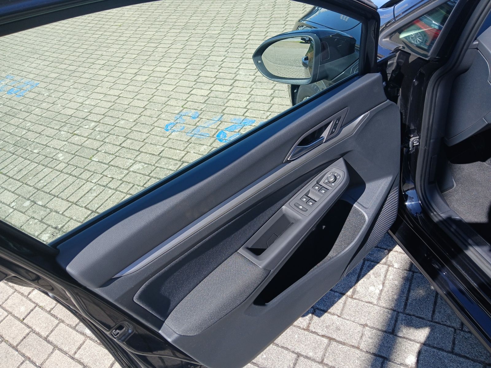 Fahrzeugabbildung Volkswagen Golf VIII Variant TSI Life Matrix AHK Navi AID A