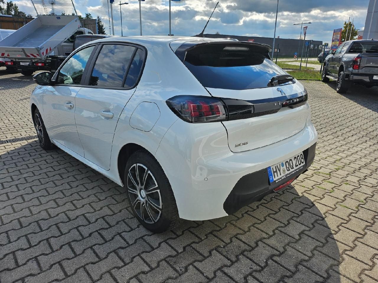 Fahrzeugabbildung Peugeot Active Pack Winterräder DAB, LED, ESP