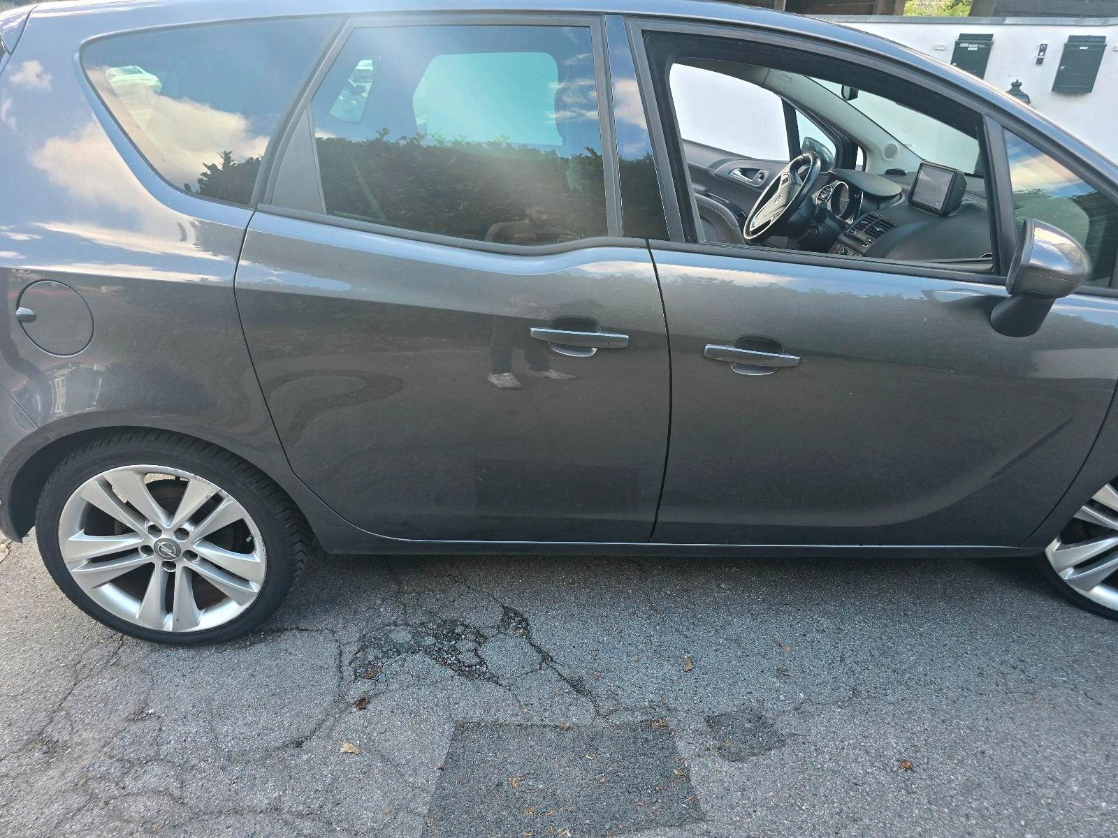 Opel Meriva 2011 — photo 14