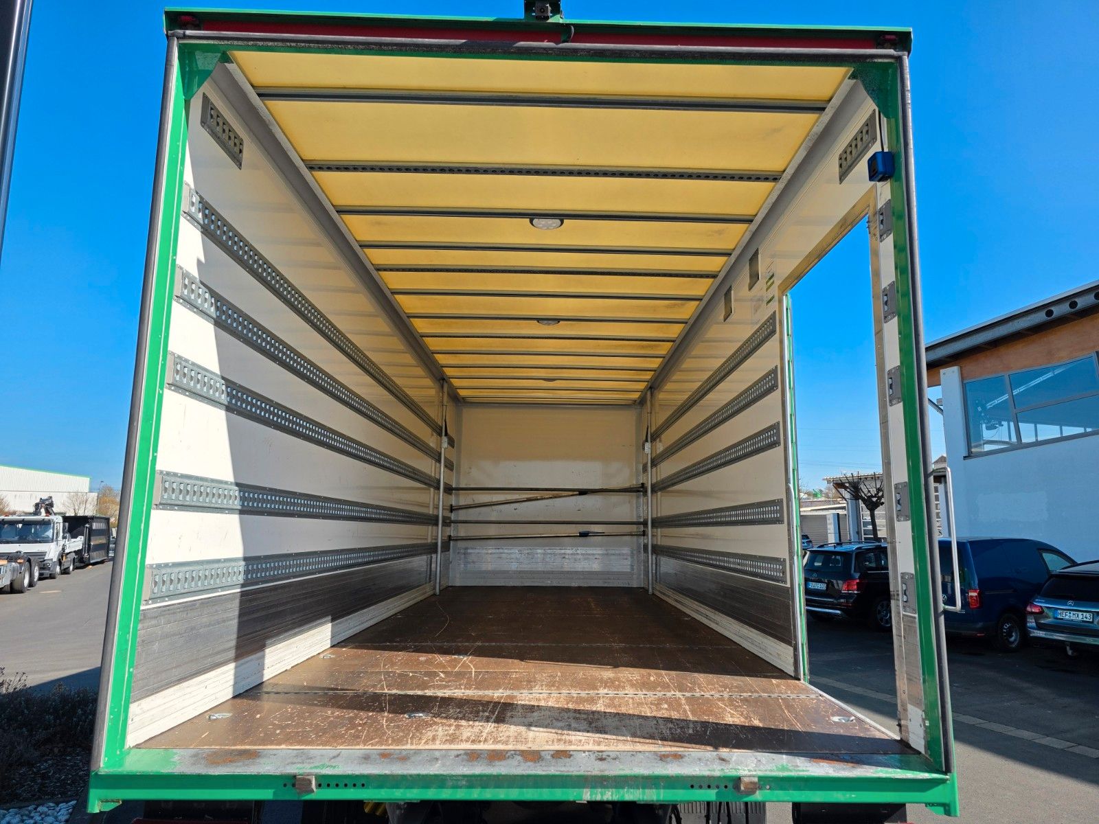 Fahrzeugabbildung Mercedes-Benz Actros 1824 L 4x2 LBW 2.000kg Tür Kamera Navi