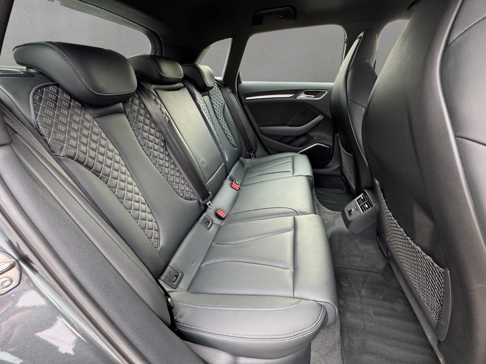 Fahrzeugabbildung Audi RS 3 Sportback 2.5 TFSI quattro/PANO/B&O/280KM/H