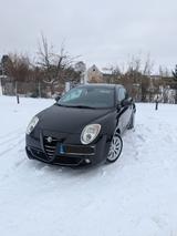 Alfa Romeo schwarz, mit Schiebedach, 8-fach bereift - Alfa Romeo MiTo mit Schiebedach