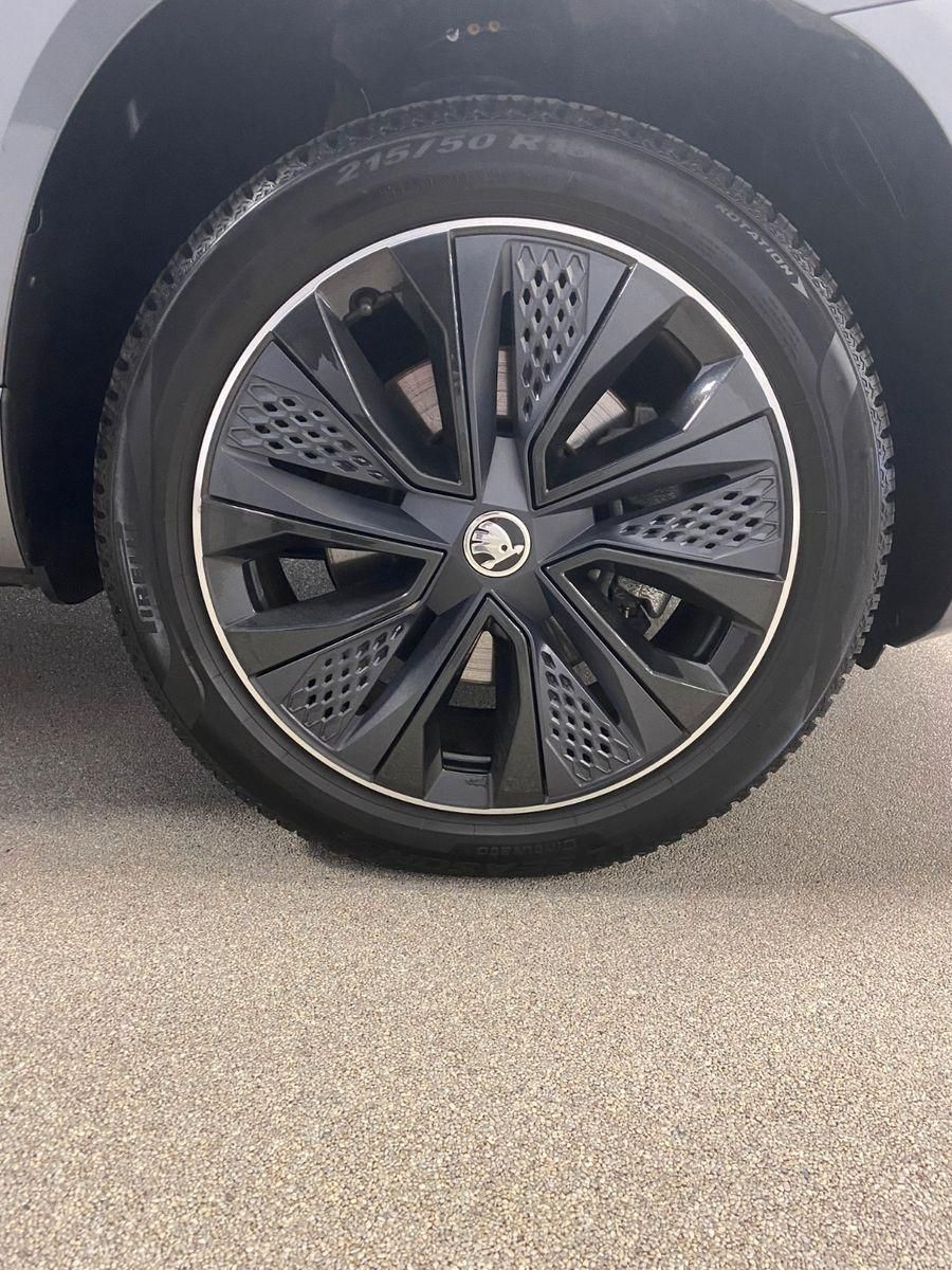 Fahrzeugabbildung SKODA Karoq 1.5 TSI DSG Sportline+NAVI+MATRIX+ACC+18"+