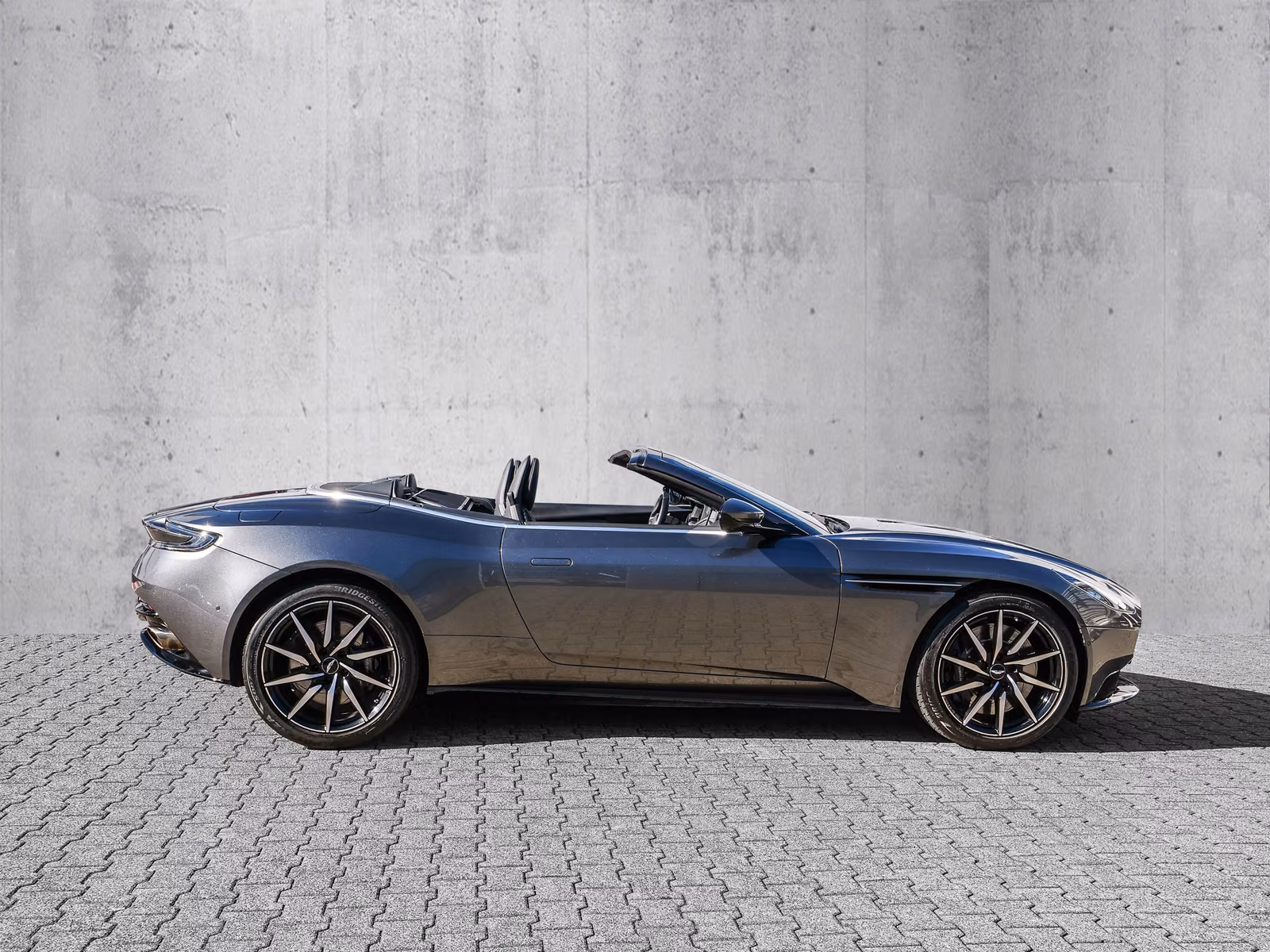 Aston Martin DB11 V8 Volante Magnetic Silver