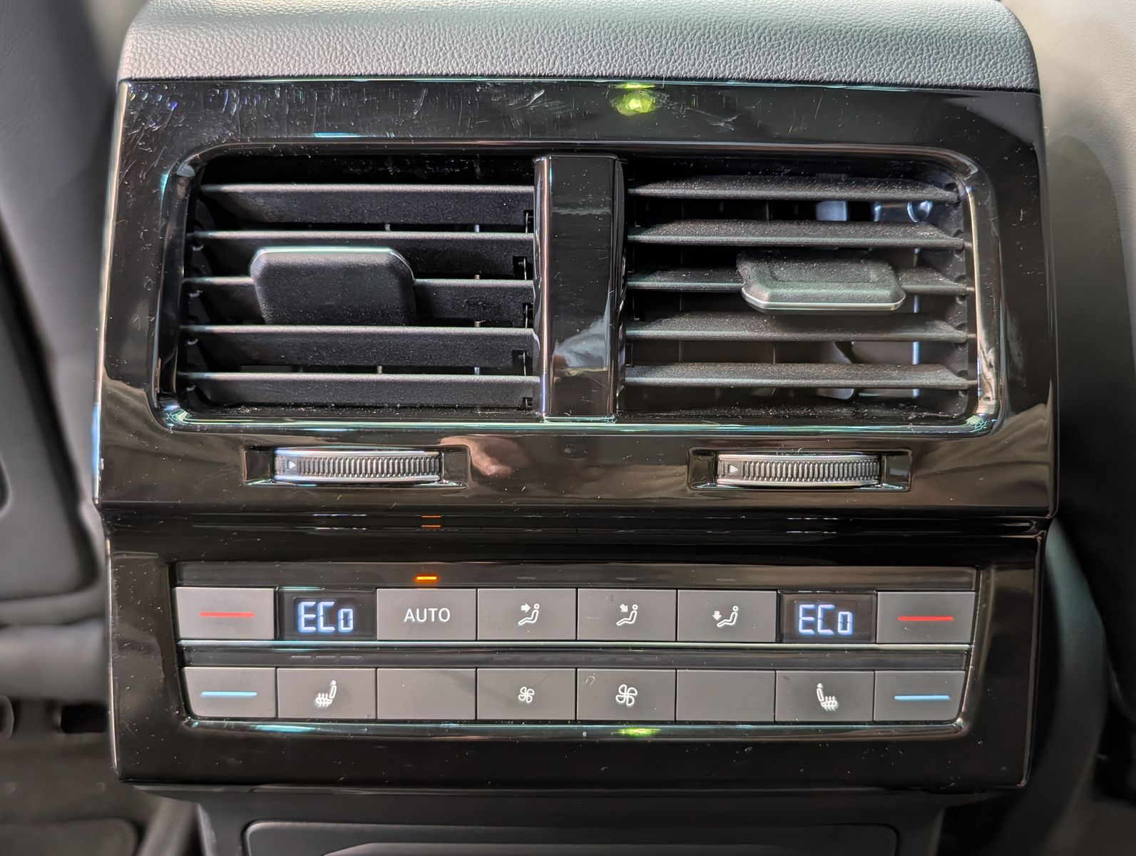 Fahrzeugabbildung Volkswagen Touareg 3.0TDI 4M R-Line VOLL Black 22" UPE 114T