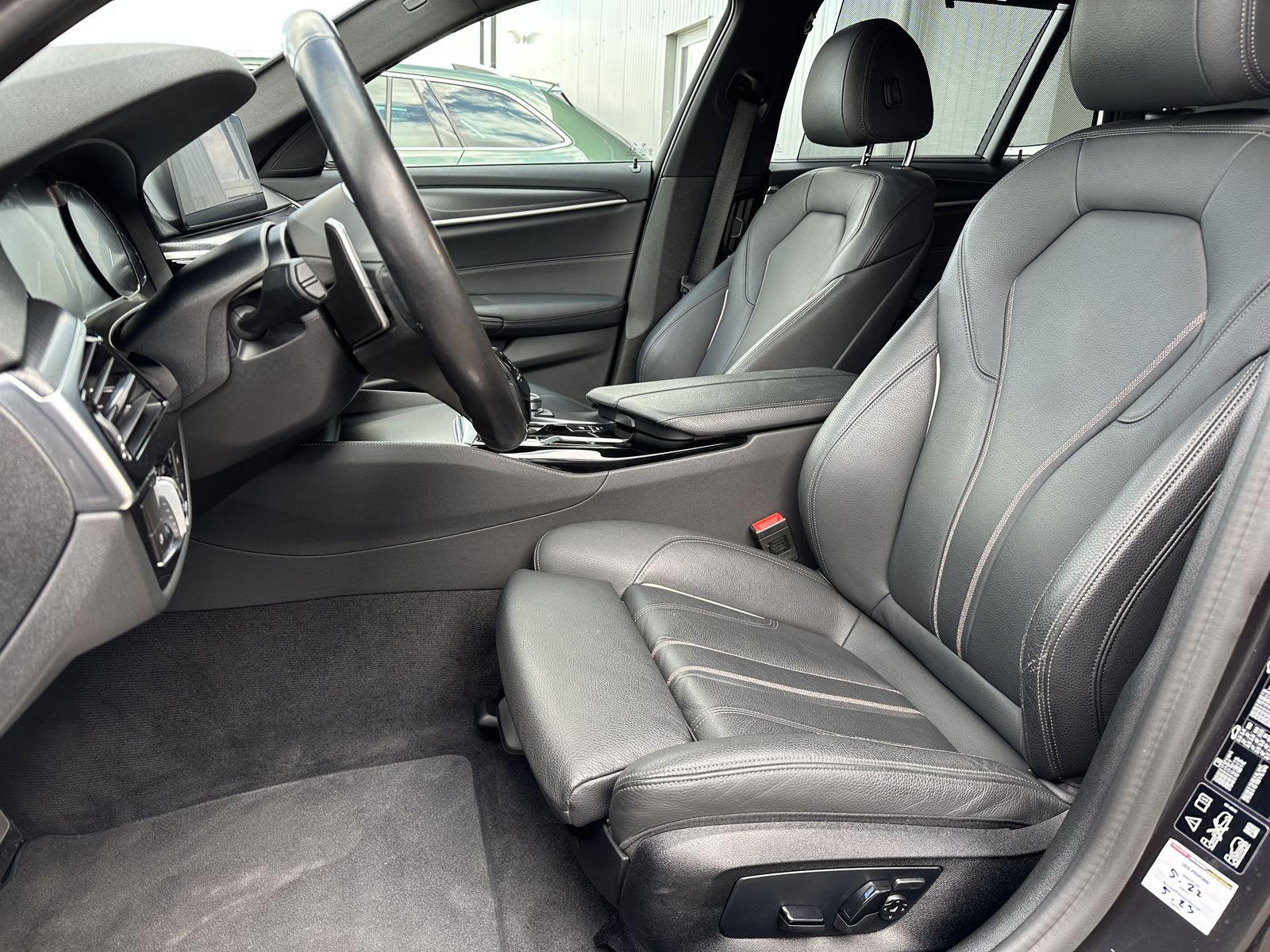 Fahrzeugabbildung BMW 540i Touring xDrive M-Sport NAV+LED+HEAD-UP+KAM