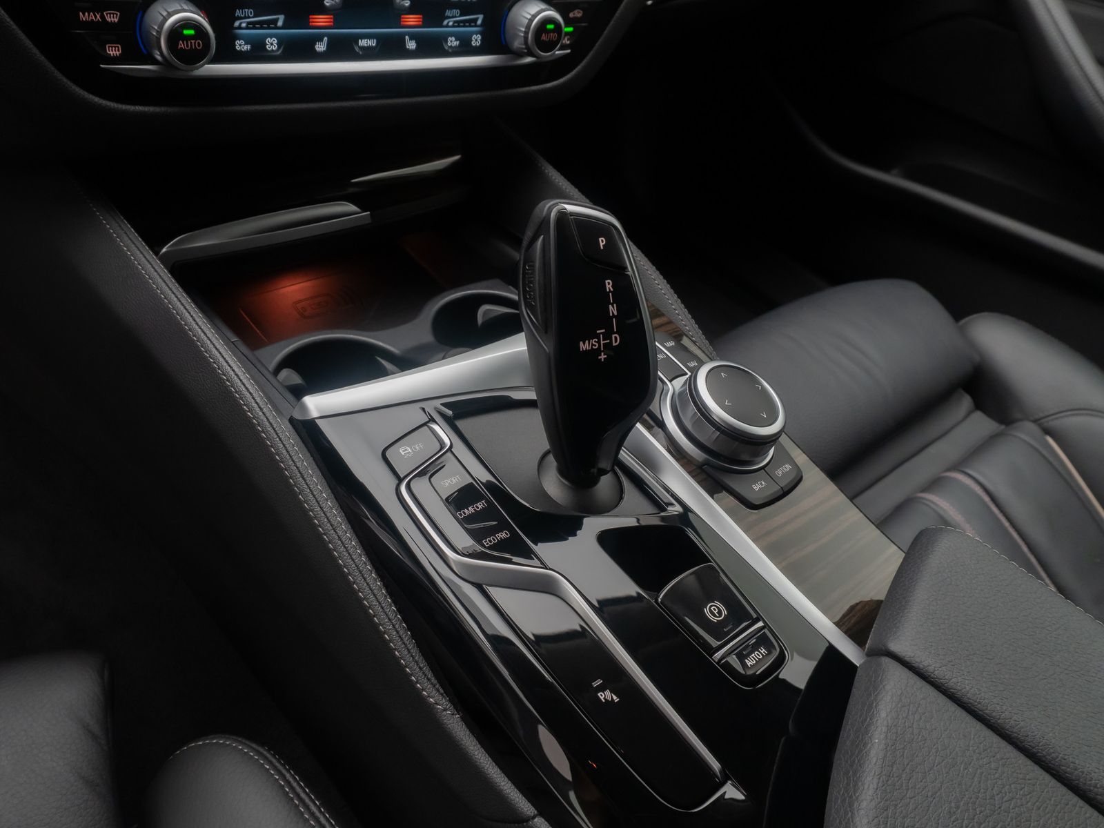 Fahrzeugabbildung BMW 520d Luxury Line DAB Kamera HUD Laser SoftClose
