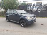 Nissan Pathfinder 2.5 dCi Elegance Elegance - graue Nissan Pathfinder