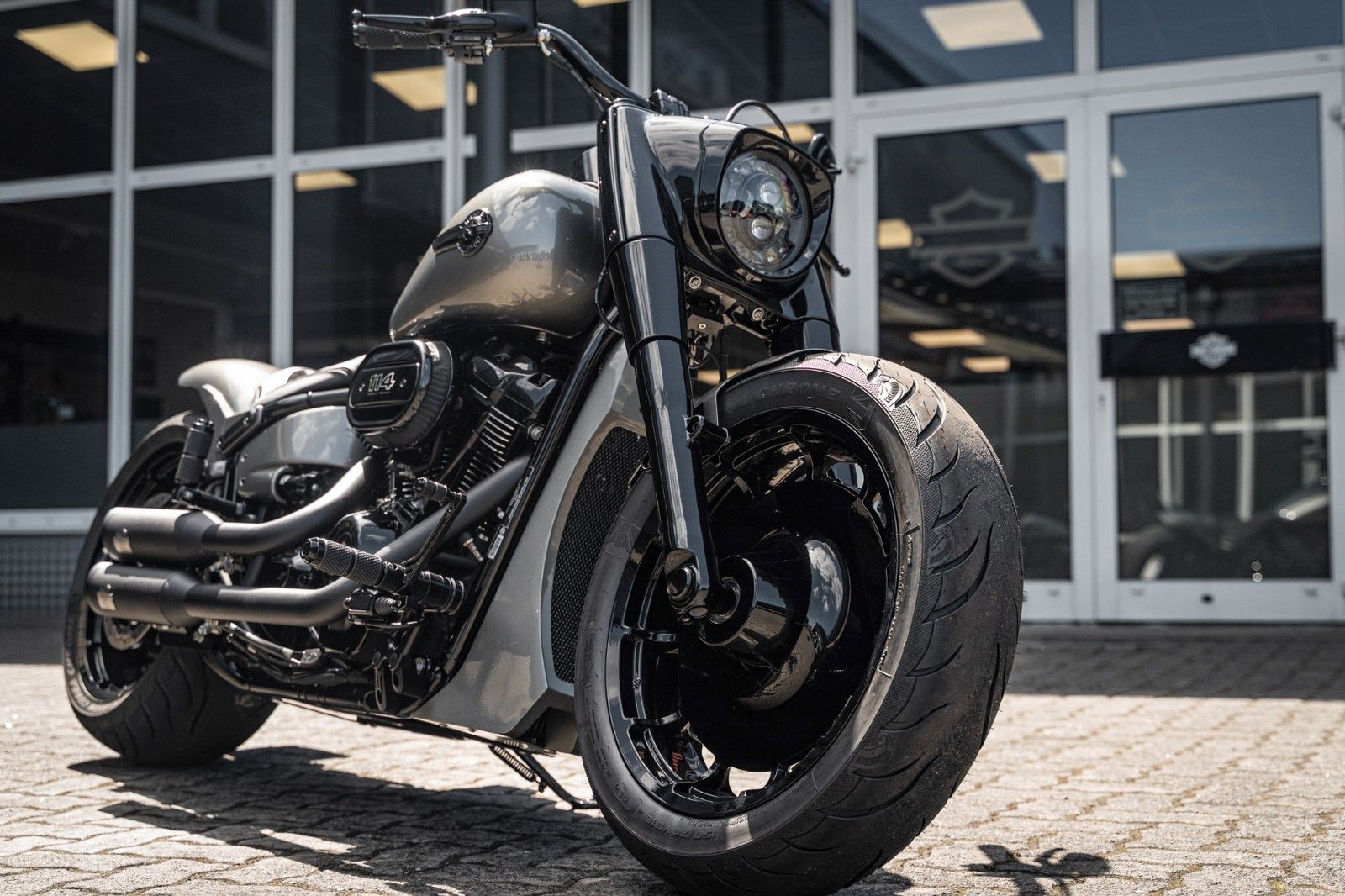 Fahrzeugabbildung Harley-Davidson DARK FAT BOY FLFBS 114 MY24 - ÖHLINS PORSCHE J&H