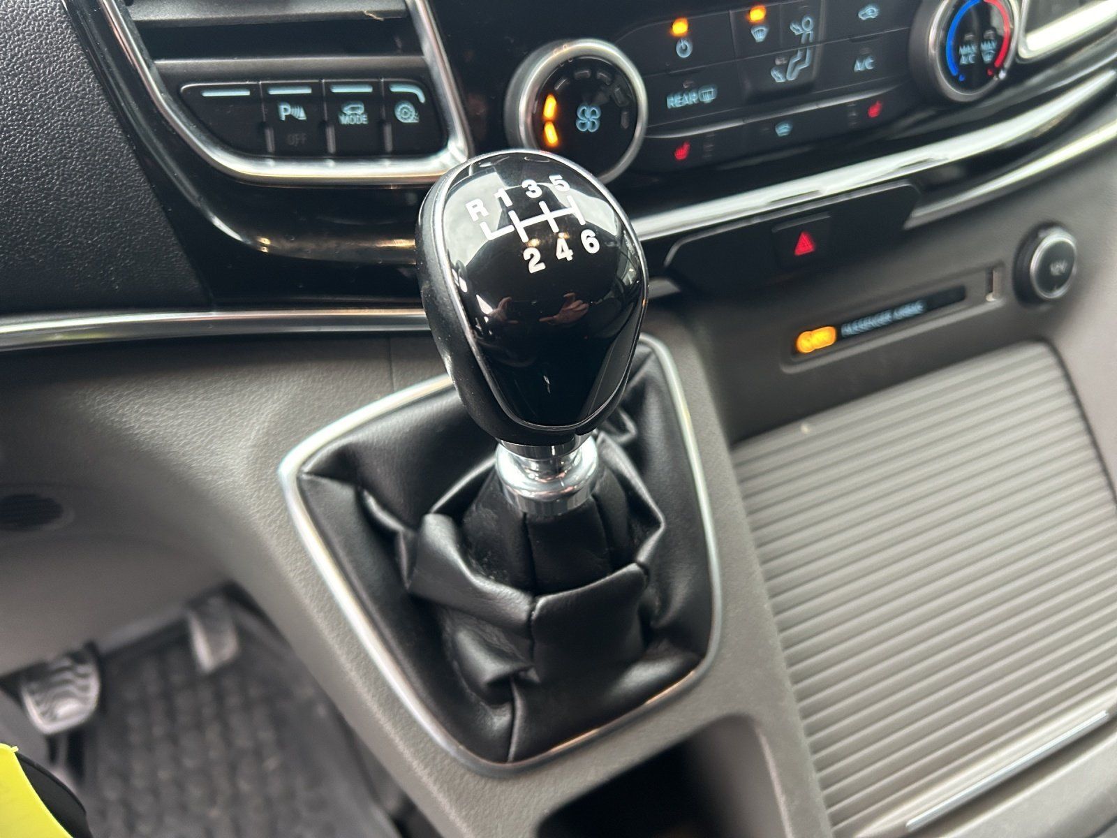 Fahrzeugabbildung Ford Tourneo Custom 2,0 TDCI 320 L1 Titanium,Navi,