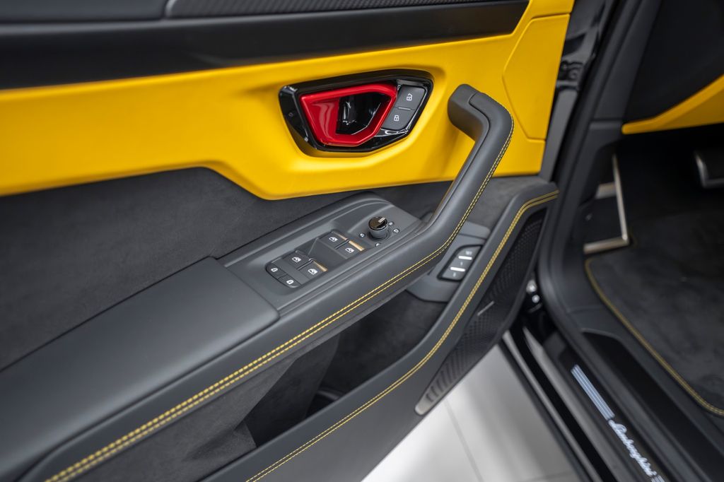 Urus 4.0 V8 SE 2026 BLACK/YELLOW AKRAPOVIC CARBO - Bild 26