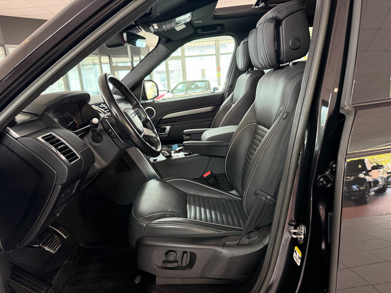 Fahrzeugabbildung Land Rover Discovery 5 R-Dynamic HSE D250 c AWD/PANO/MEMORY