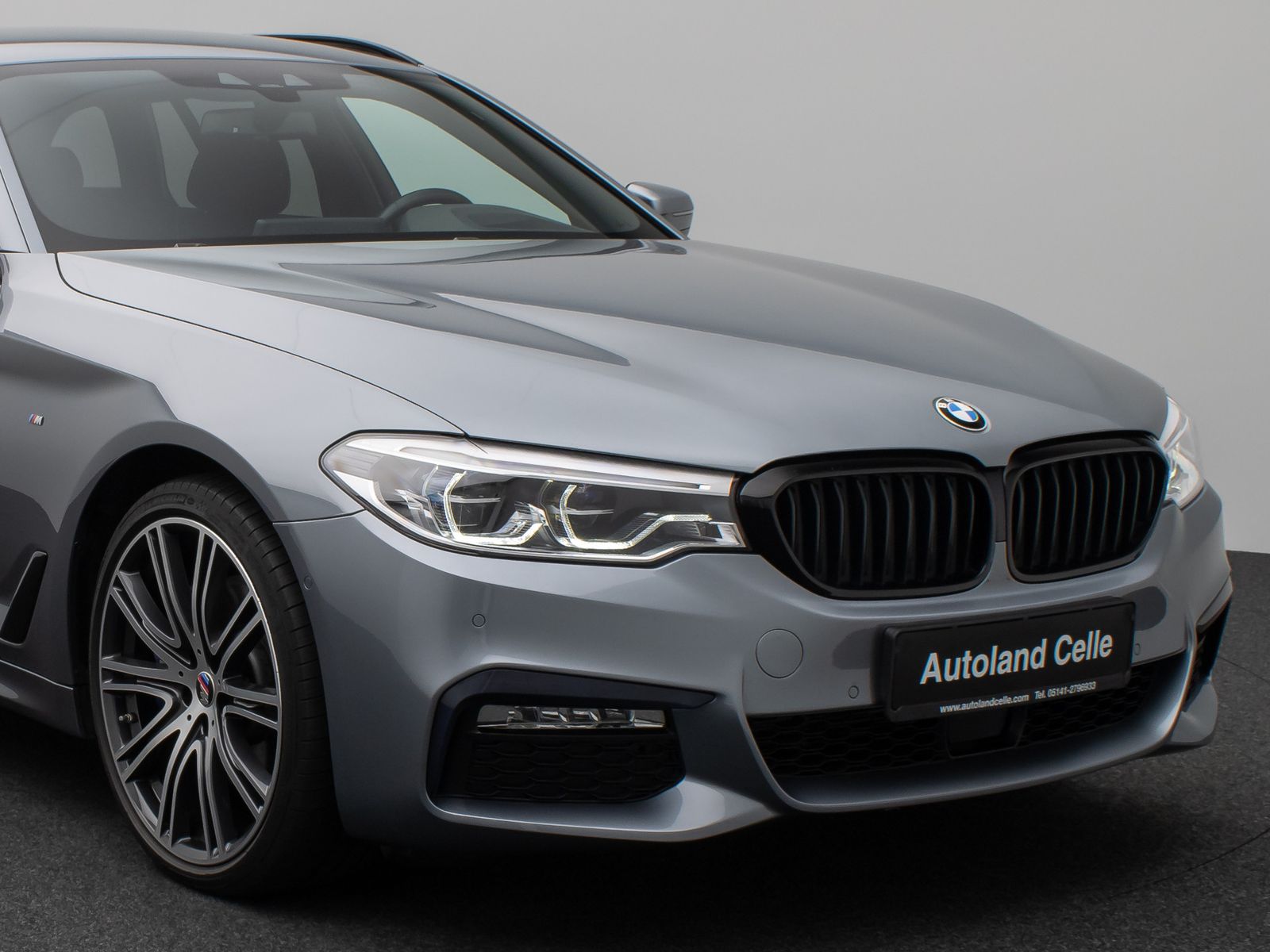 Fahrzeugabbildung BMW 530d xD M Sport Kamera HUD HiFi SoftCl Komfort