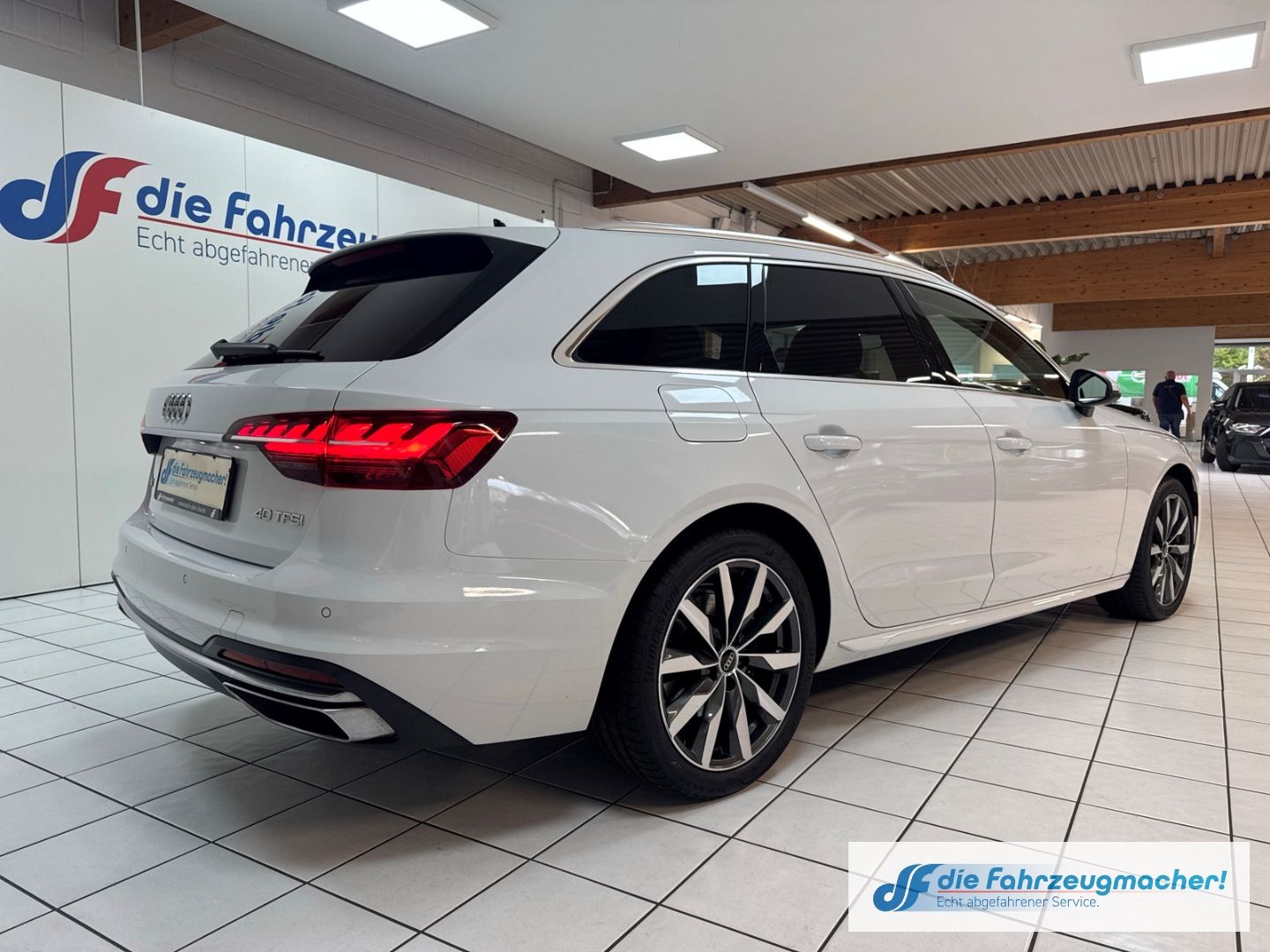 Fahrzeugabbildung Audi A4 Avant 40 TFSI advanced HUD Navi Soundsystem L
