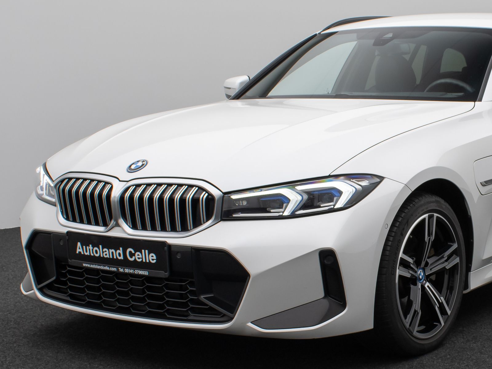 Fahrzeugabbildung BMW 330e M Sport Kamera DAB HUD Alarm Parkassistent