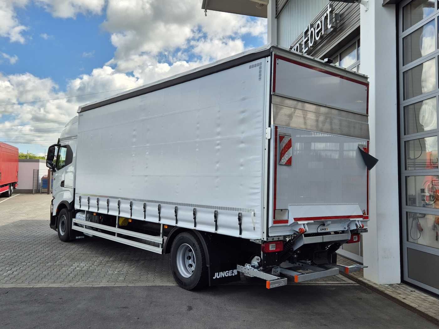 Fahrzeugabbildung Iveco S-Way AS190S42/P Schiebeplanen LBW 2.000kg AHK