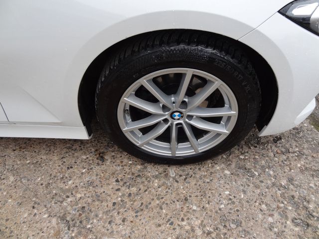 Fahrzeugabbildung BMW 318d/1.Hd/Curved/Navi/AHK/150PS/LED/115TKM/
