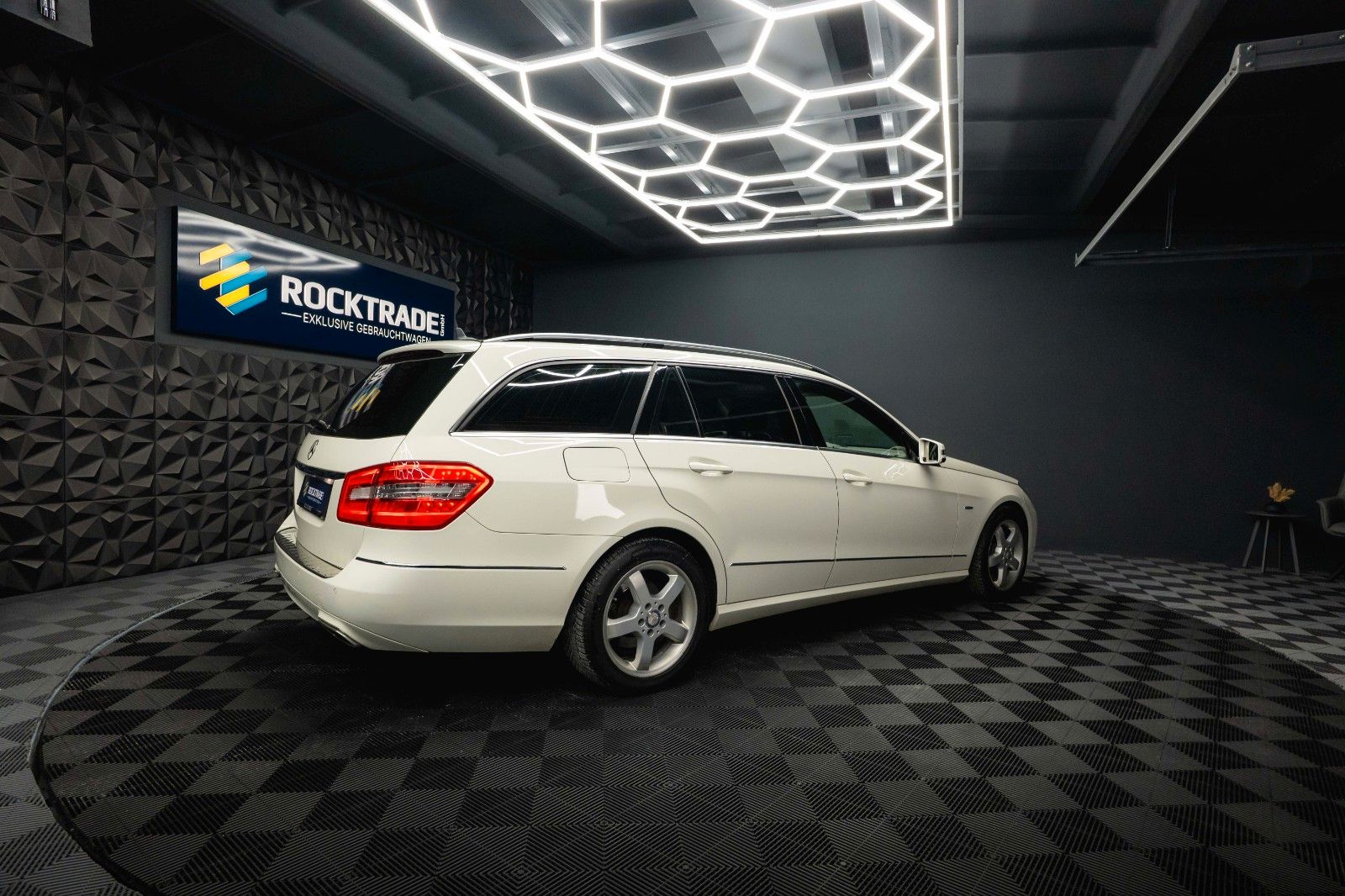 Fahrzeugabbildung Mercedes-Benz E 220 T CDI BlueEfficiency Avantgarde *Bi-Xenon*