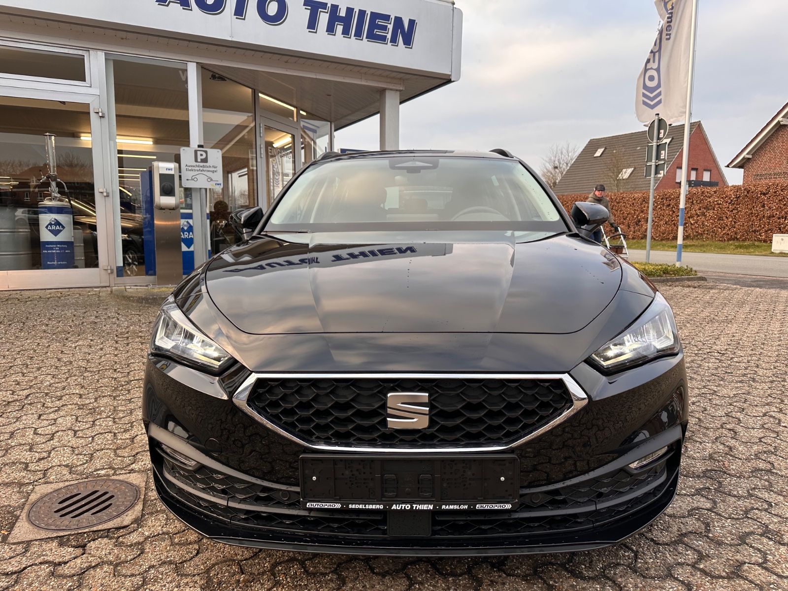 Fahrzeugabbildung SEAT Leon ST 1.5 eTSI Style DSG AHK/ACC/LED/SHZG/PDC