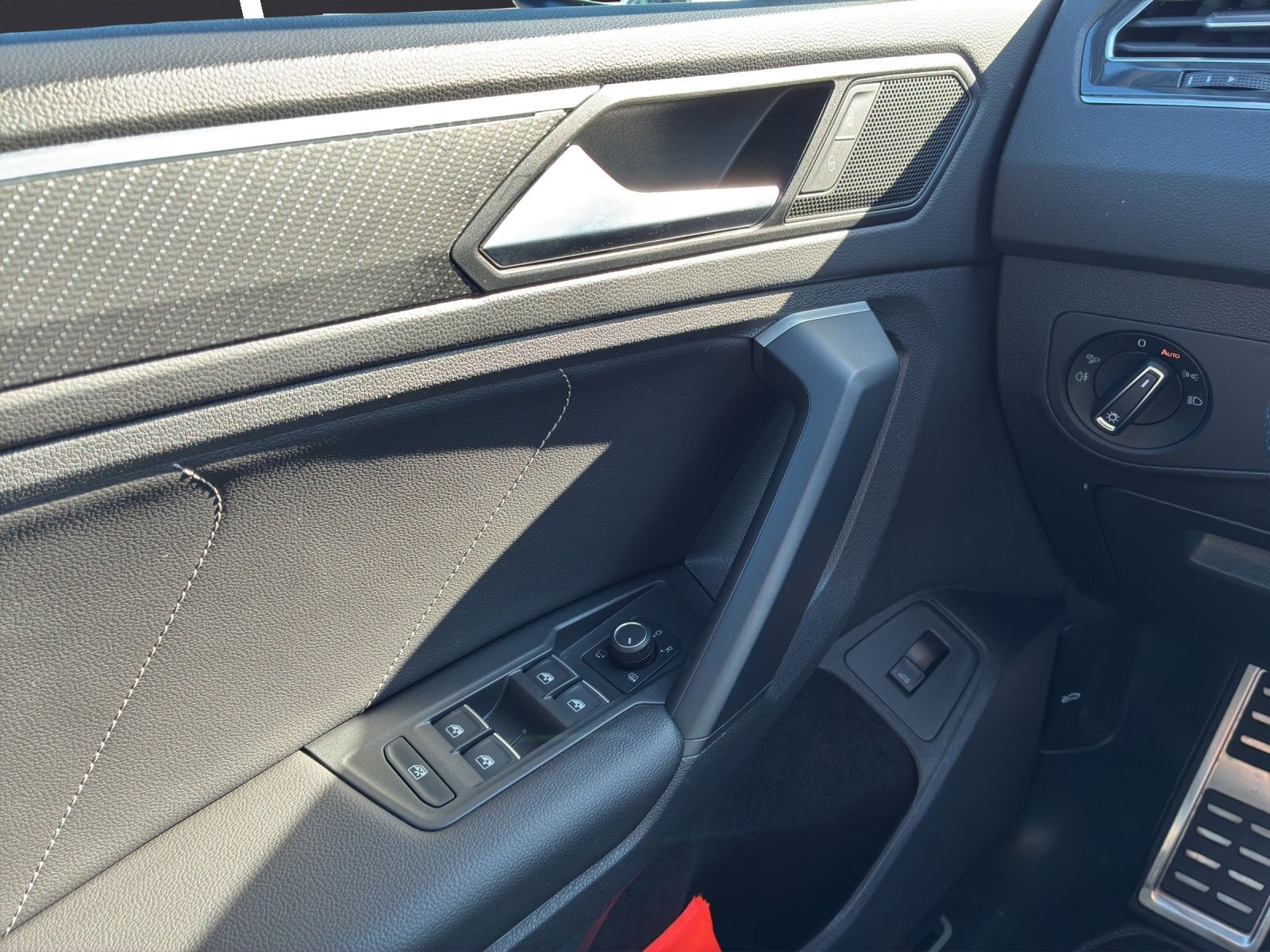 Fahrzeugabbildung Volkswagen Tiguan TDI R-Line DSG 4M Matrix Navi AID ACC RFK