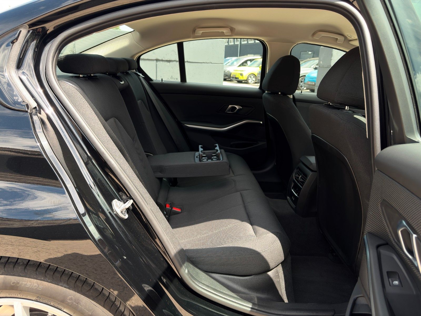Fahrzeugabbildung BMW 318i Limo Cockpit+ Alarm Ambiente 3-ZKlima CAM