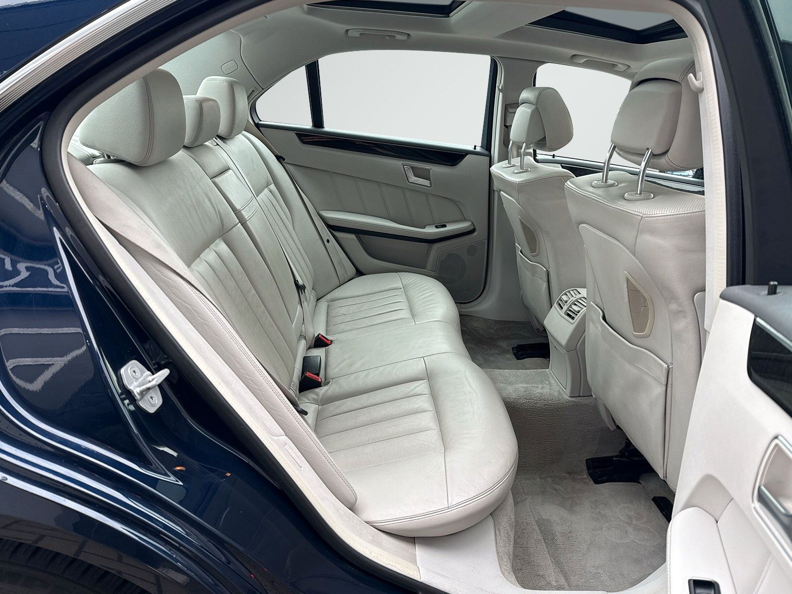 Fahrzeugabbildung Mercedes-Benz E 250 *Panorama*Kamera*Vollleder*LED*Ambiente