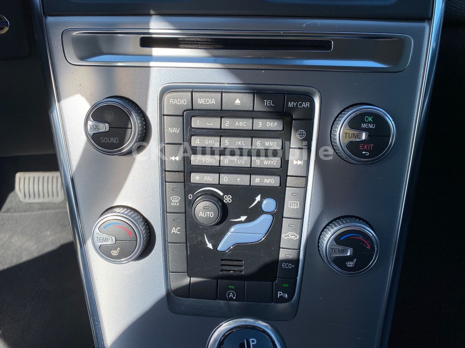 Fahrzeugabbildung Volvo XC60 D3 Summum 2WD/Navi/Leder/Bi-Xenon/PDC/AHK